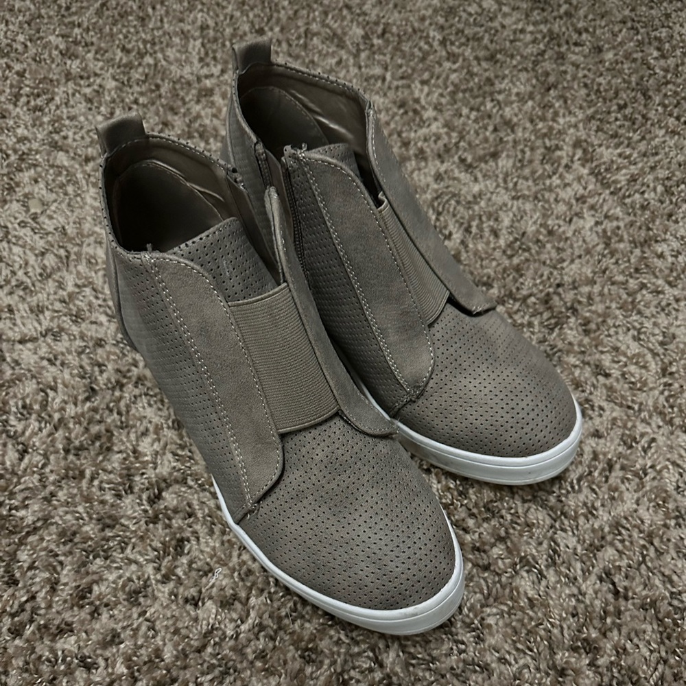 Gray Wedges